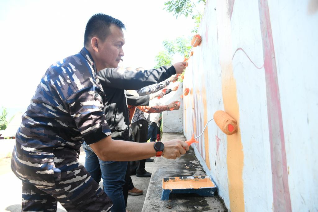 TNI AL menggunakan cat tembuk Puffinpaint
